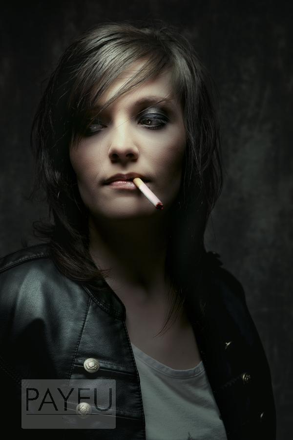 Femme fiona cigarette rock attitude et bouson noir